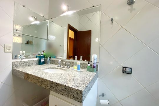 Banheiro de casa de condomínio à venda com 3 quartos, 300m² em Vila do Ouro, Nova Lima