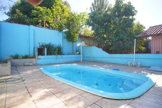 Piscina de casa à venda com 4 quartos, 200m² em Rio Branco, Novo Hamburgo