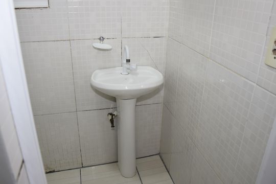 Banheiro de kitnet/studio para alugar com 1 quarto, 15m² em Jardim Irapiranga, Embu das Artes