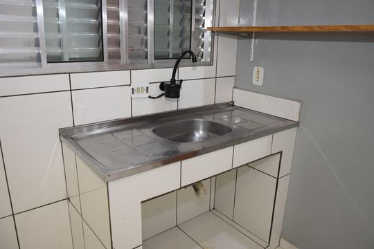 Cozinha - Torneira de kitnet/studio para alugar com 1 quarto, 15m² em Jardim Irapiranga, Embu das Artes