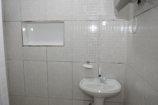 Banheiro de kitnet/studio para alugar com 1 quarto, 15m² em Jardim Irapiranga, Embu das Artes