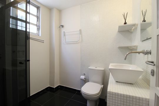 Banheiro de apartamento para alugar com 1 quarto, 43m² em Indianópolis, São Paulo