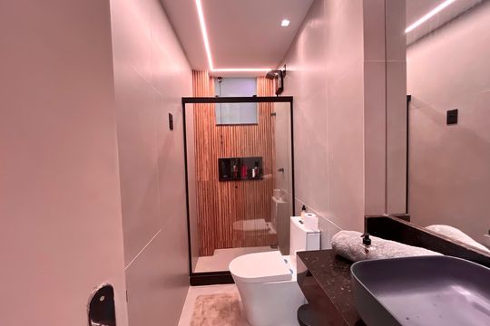 Banheiro  de apartamento à venda com 1 quarto, 44m² em Copacabana, Rio de Janeiro