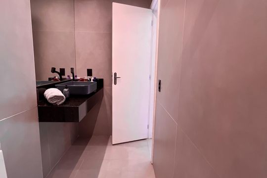 Banheiro  de apartamento à venda com 1 quarto, 44m² em Copacabana, Rio de Janeiro