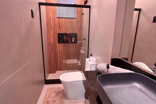 Banheiro  de apartamento à venda com 1 quarto, 44m² em Copacabana, Rio de Janeiro