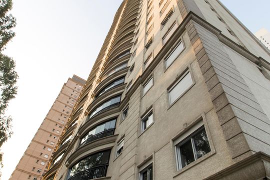Fachada do bloco de apartamento para alugar com 2 quartos, 86m² em Alphaville Empresarial, Barueri