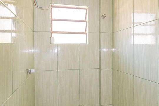 Banheiro de apartamento para alugar com 2 quartos, 55m² em Niterói, Canoas
