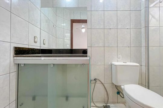Banheiro da suíte de apartamento para alugar com 2 quartos, 90m² em Castelo, Belo Horizonte
