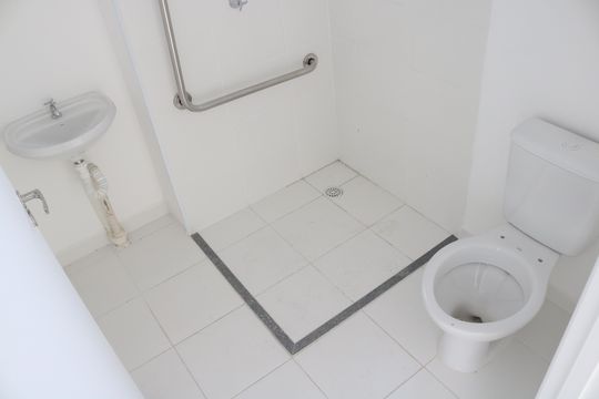 Banheiro de kitnet/studio para alugar com 1 quarto, 25m² em Barra Funda, São Paulo