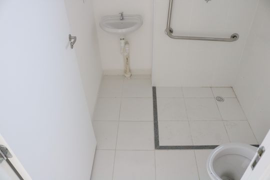 Banheiro de kitnet/studio para alugar com 1 quarto, 25m² em Barra Funda, São Paulo