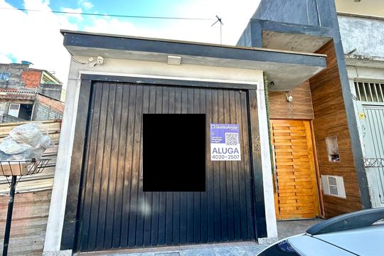 Placa instalada na fachada do imóvel  de casa para alugar com 2 quartos, 300m² em Jardim Alice, Guarulhos