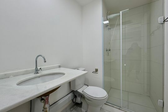 Banheiro de kitnet/studio à venda com 1 quarto, 27m² em Santo Amaro, São Paulo