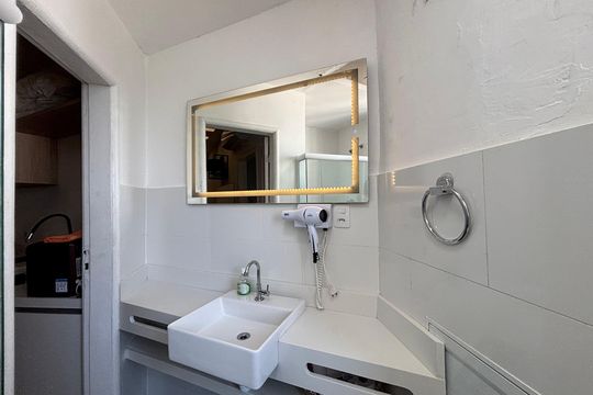 Banheiro social de apartamento à venda com 1 quarto, 31m² em Centro, Rio de Janeiro