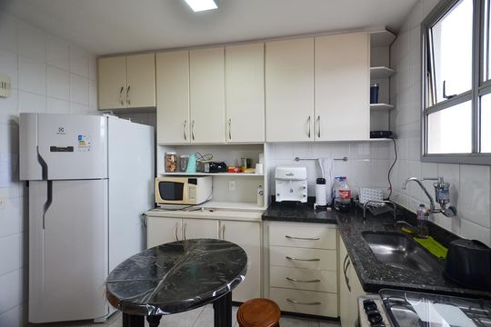 Cozinha de apartamento à venda com 3 quartos, 70m² em Pompéia, Belo Horizonte