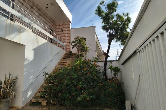 Área externa de casa para alugar com 6 quartos, 460m² em Caiçaras, Belo Horizonte