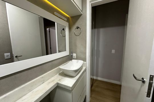 Banheiro de apartamento à venda com 2 quartos, 54m² em Votuparim, Barueri