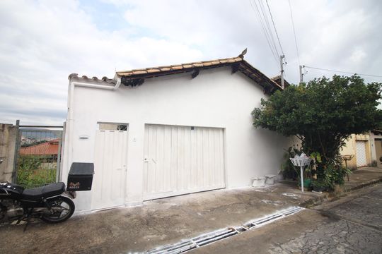 Fachada de casa à venda com 3 quartos, 200m² em Tirol, Contagem