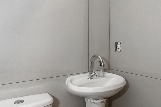 Banheiro de apartamento à venda com 2 quartos, 42m² em Jardim Dona Leopoldina, Porto Alegre