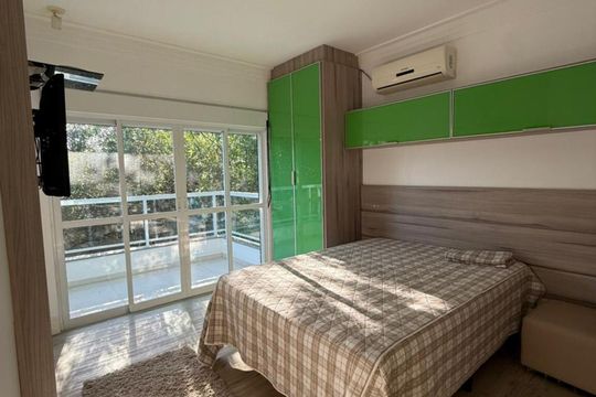 Suíte de casa para alugar com 5 quartos, 220m² em Barra da Lagoa, Florianópolis