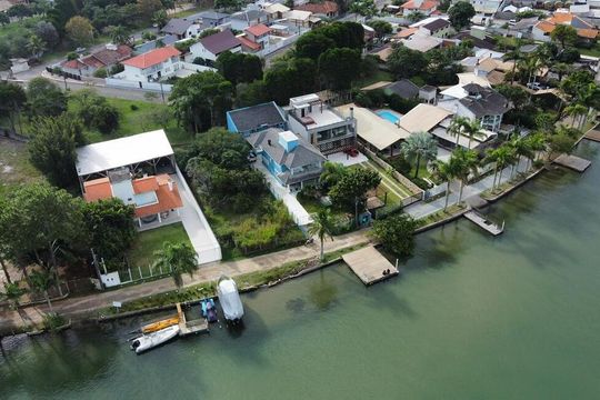 Vista de casa para alugar com 5 quartos, 220m² em Barra da Lagoa, Florianópolis