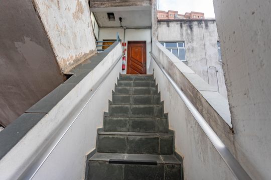 Escada do predio de apartamento para alugar com 2 quartos, 58m² em Conceição, Diadema