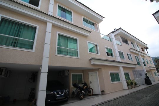 Fachada de casa de condomínio à venda com 3 quartos, 142m² em Taquara, Rio de Janeiro