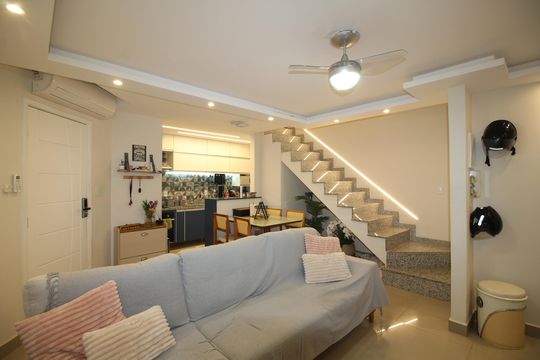 Sala de casa de condomínio à venda com 3 quartos, 142m² em Taquara, Rio de Janeiro
