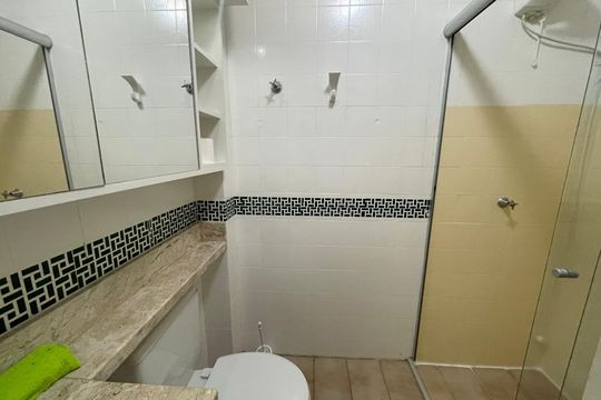 Banheiro social de apartamento à venda com 2 quartos, 65m² em Rio Branco, Novo Hamburgo
