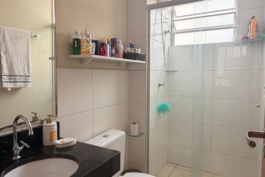 Banheiro de apartamento à venda com 2 quartos, 48m² em Residencial Aquários, Goiânia