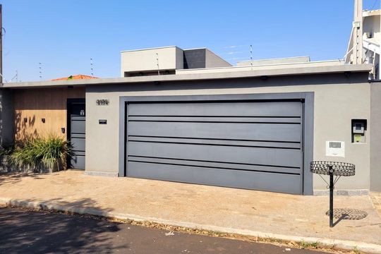 Fachada de casa para alugar com 3 quartos, 180m² em Ribeirânia, Ribeirão Preto