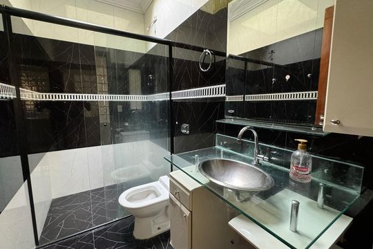 Banheiro 2 de casa para alugar com 3 quartos, 326m² em Jardim Maria Rosa, Valinhos