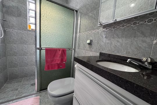 Banheiro 1 de casa à venda com 3 quartos, 218m² em Jardim Roberto, Osasco