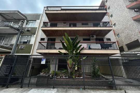 Fachada + placa de apartamento à venda com 2 quartos, 93m² em Vila Valqueire, Rio de Janeiro