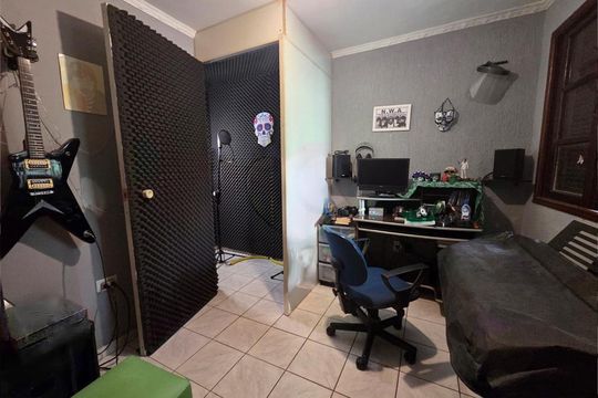 Casa à venda com 4 quartos, 199m² em Vila Paulo Silas, São Paulo