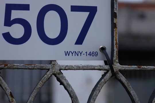 Placa instalada no portão do imóvel - Código da placa: WYNY-1469 de casa à venda com 3 quartos, 312m² em Parque Industrial, São Paulo