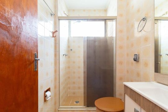 Banheiro de apartamento para alugar com 2 quartos, 80m² em Independência, Porto Alegre