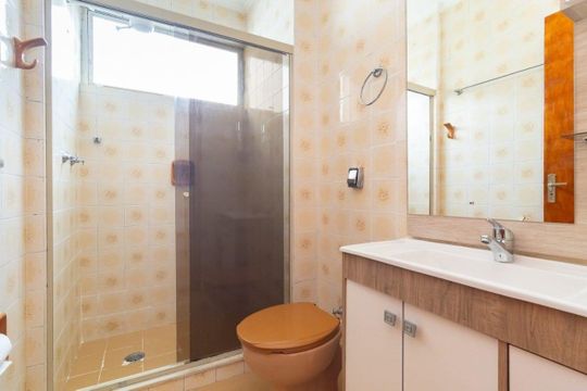 Banheiro de apartamento para alugar com 2 quartos, 80m² em Independência, Porto Alegre