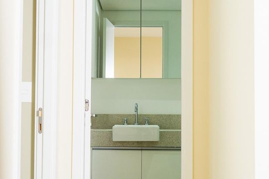 Banheiro de kitnet/studio para alugar com 1 quarto, 44m² em Indianópolis, São Paulo