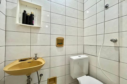 Banheiro de serviço de apartamento à venda com 3 quartos, 128m² em Vila Clementino, São Paulo