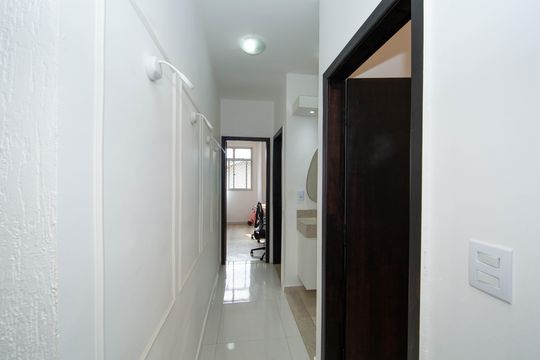 Corredor de apartamento à venda com 3 quartos, 90m² em Alto dos Pinheiros, Belo Horizonte
