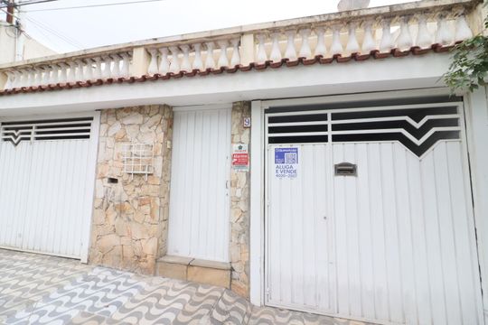 Fachada de casa à venda com 3 quartos, 170m² em Km 18, Osasco