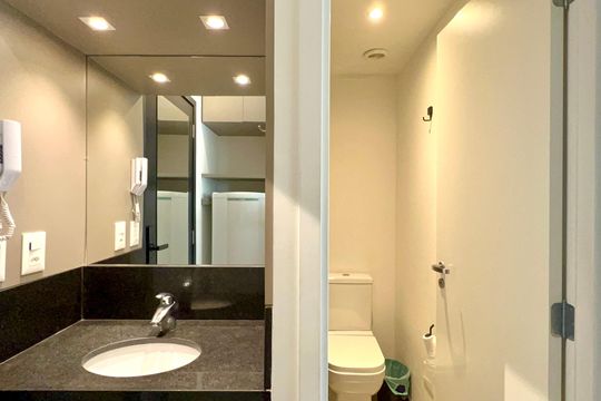 Banheiro de kitnet/studio para alugar com 1 quarto, 20m² em Pinheiros, São Paulo