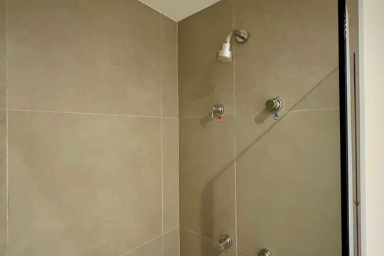 Banheiro de kitnet/studio para alugar com 1 quarto, 20m² em Pinheiros, São Paulo