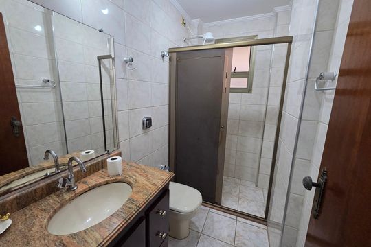 Banheiro de apartamento para alugar com 2 quartos, 130m² em Canto do Forte, Praia Grande