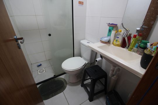 Banheiro de apartamento para alugar com 2 quartos, 46m² em Taquara, Rio de Janeiro