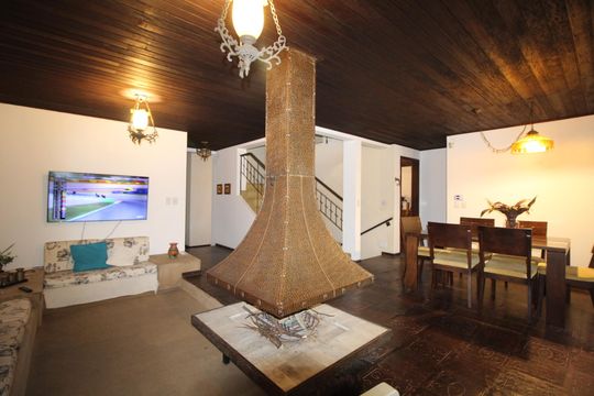 Casa à venda com 5 quartos, 388m² em Chácara das Pedras, Porto Alegre