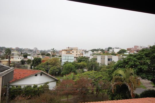 Vista de casa à venda com 5 quartos, 388m² em Chácara das Pedras, Porto Alegre