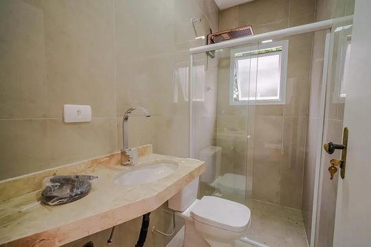 Banheiro de casa de condomínio à venda com 3 quartos, 157m² em Rio Pequeno, São Paulo