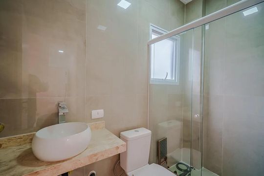 Banheiro de casa de condomínio à venda com 3 quartos, 157m² em Rio Pequeno, São Paulo