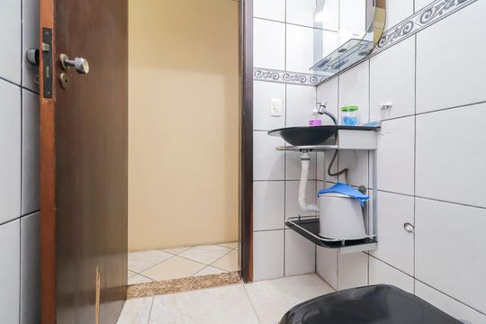 Banheiro 1 de casa para alugar com 3 quartos, 300m² em Vila Chuca, São Paulo